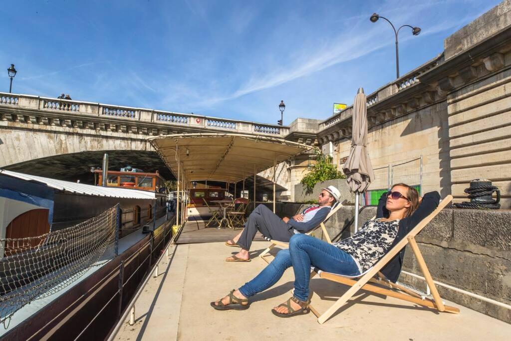 Classic Riverboat In The Center Of Paris Exteriör bild