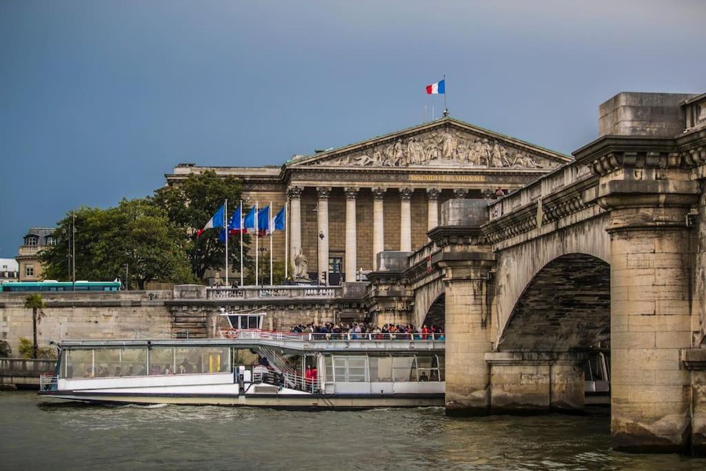 Classic Riverboat In The Center Of Paris Exteriör bild